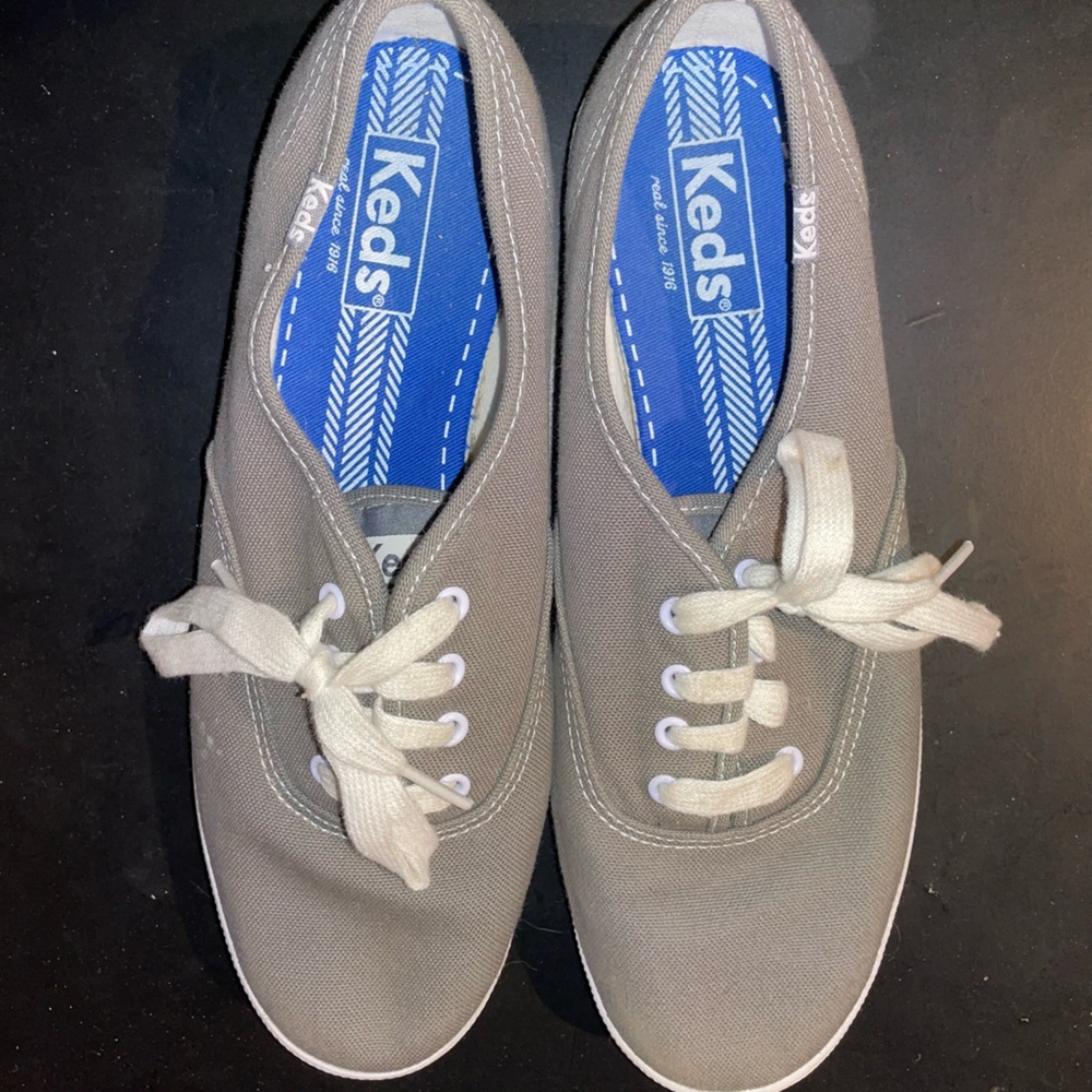 Women’s 7.5 Gray Keds